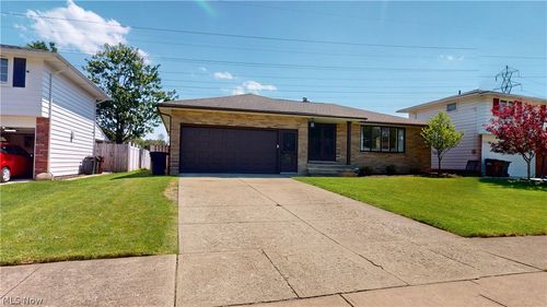 2221 Coventry Dr, Parma, OH, 44134-5747 | Card Image