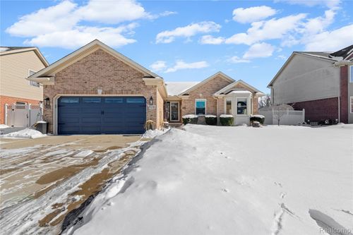 33231 Looney Dr, Rockwood, MI, 48173-8642 | Card Image