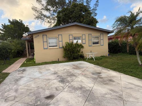 1676 W 10th St, Riviera Beach, FL, 33404-6507 | Card Image