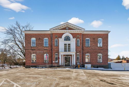 61 Crown St, Kingston, NY, 12401-3833 | Card Image