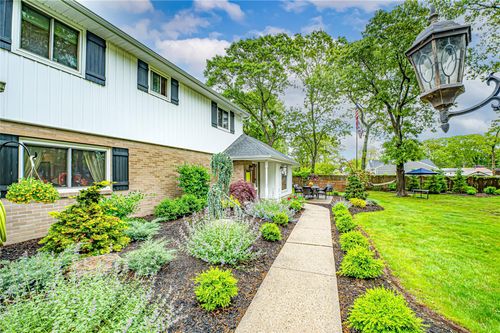 1 Revlon Ct, Holtsville, NY, 11742 | Card Image
