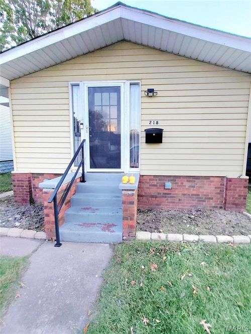 218 Eula Ave, Wood River, IL, 62095-1704 | Card Image