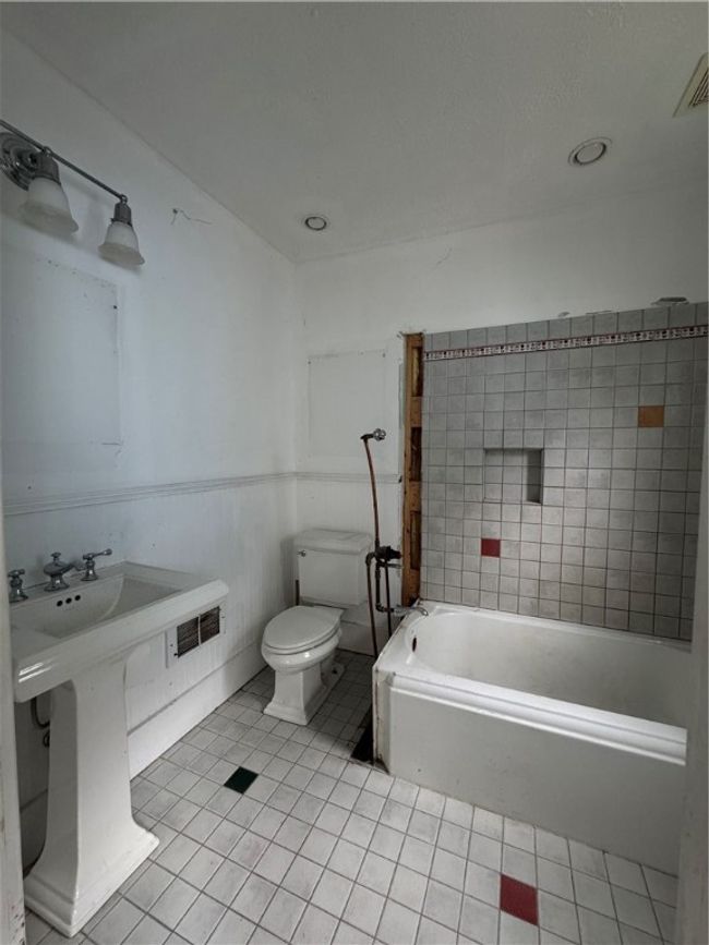Bath on second level | Image 14