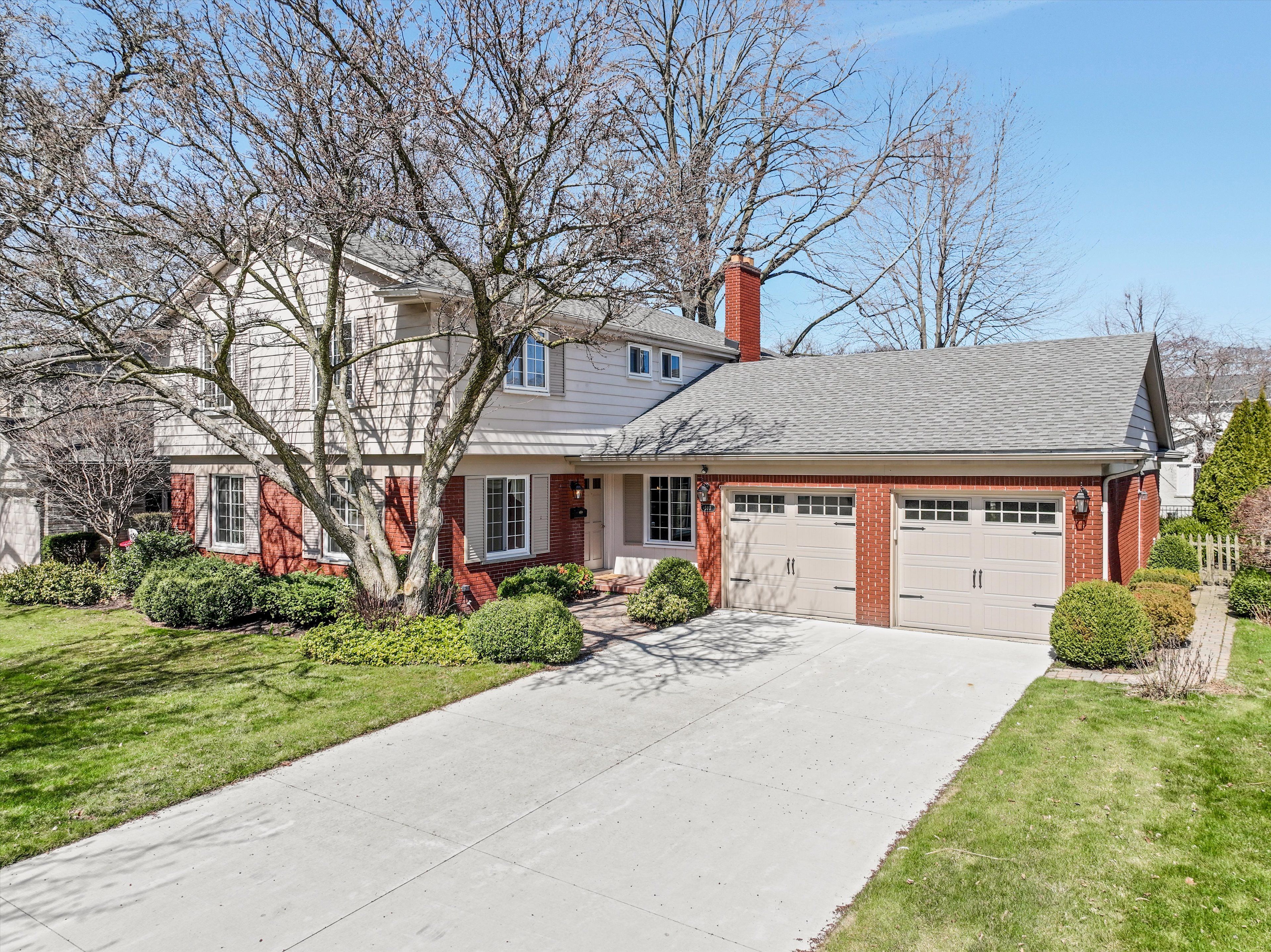 Brys Dr, Grosse Pointe Woods, MI 48236