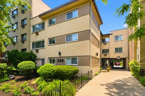 2a-526 W Roscoe St, Chicago, IL, 60657-3525 | Card Image