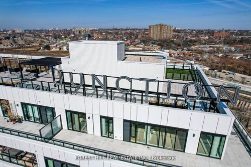 401-2720 Dundas St W, Toronto, ON, M6P0C3 | Card Image