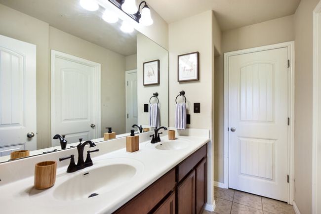 Jack and Jill bath between bedrooms 3-4. | Image 22