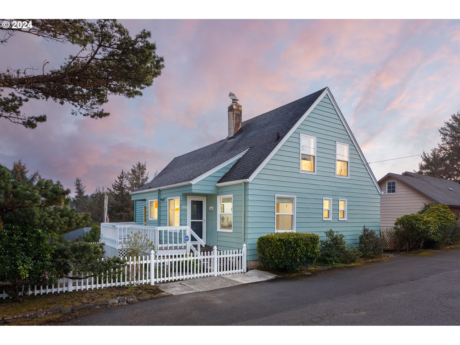 10th St, Lincoln City, OR 97367