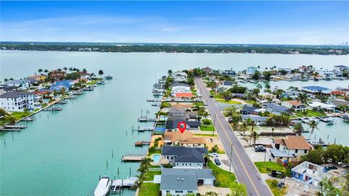 750 115th Ave, Treasure Island, FL, 33706-1122 | Card Image