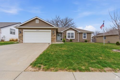 1325 Meadowbrooke Ln, Junction City, KS, 66441-2561 | Card Image