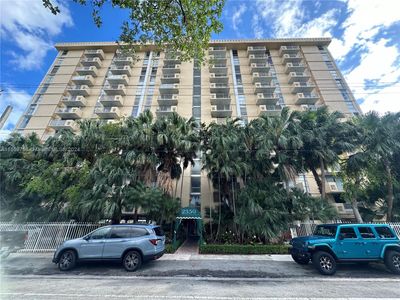 203 - 2350 Ne 135th St, Condo with 2 bedrooms, 2 bathrooms and null parking in North Miami FL | Image 3