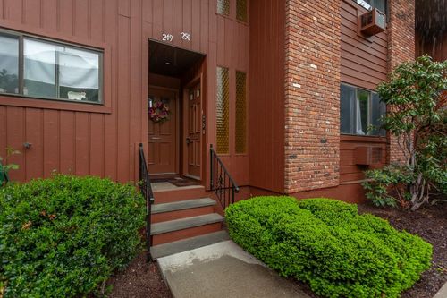 bldg-6-250 Coachlight Sq, Montrose, NY, 10548-1255 | Card Image