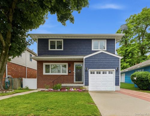 4 Pequot Ave, Port Washington, NY, 11050-2002 | Card Image