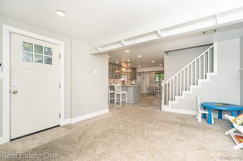 2460 Emmons Ave, Rochester Hills, MI, 48307-4713 | Card Image