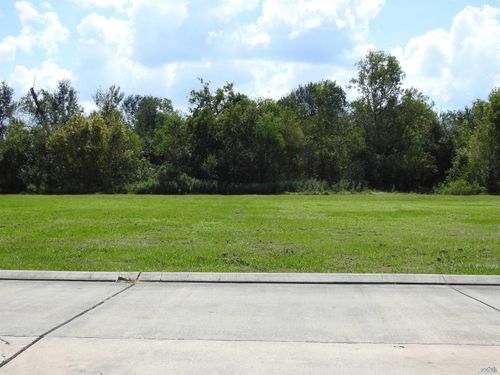 220 Derusso St, Houma, LA, 70364-2450 | Card Image