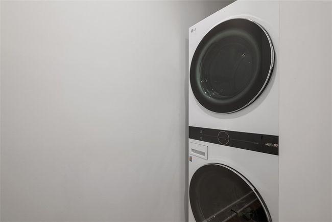 Stacked washer/dryer in laundry mud room | Image 18