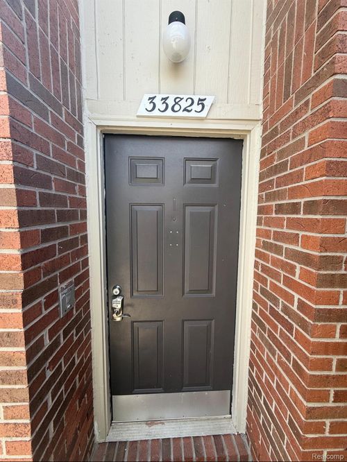 33825 Pondview Cir, Livonia, MI, 48152-1473 | Card Image