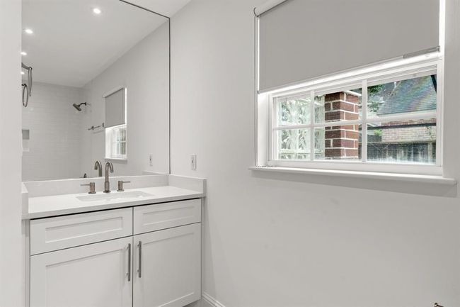 Downstairs Full Bath | Image 21