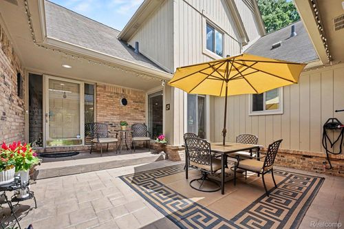 2202 Elm Cir, Shelby Twp, MI, 48316-1046 | Card Image