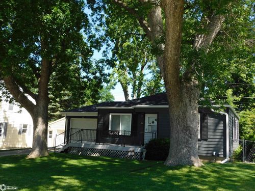 2004 S 3rd Ave E, Newton, IA, 50208-4129 | Card Image