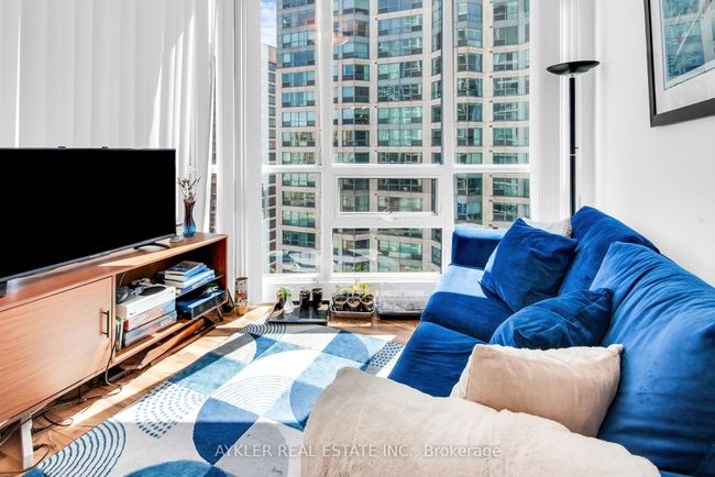2404 - 12 Yonge St, Condo with 3 bedrooms, 2 bathrooms and 1 parking in Toronto ON | Image 15