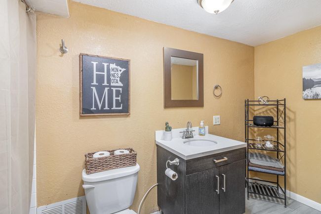 Lower Bathroom | Image 21