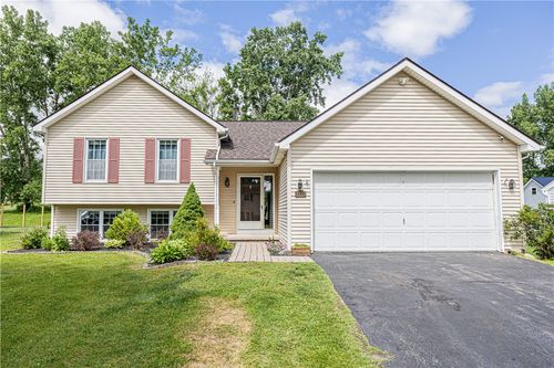 3337 Evergreen Cir, Walworth, NY, 14568-9429 | Card Image