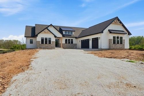 9401 W Huntington Dr, Mequon, WI, 53097-3818 | Card Image