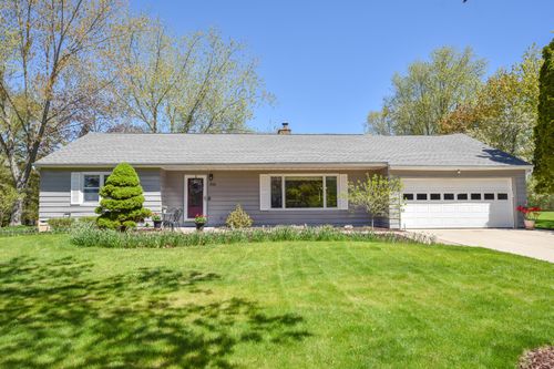 814 E Manor Cir, Bayside, WI, 53217-1851 | Card Image