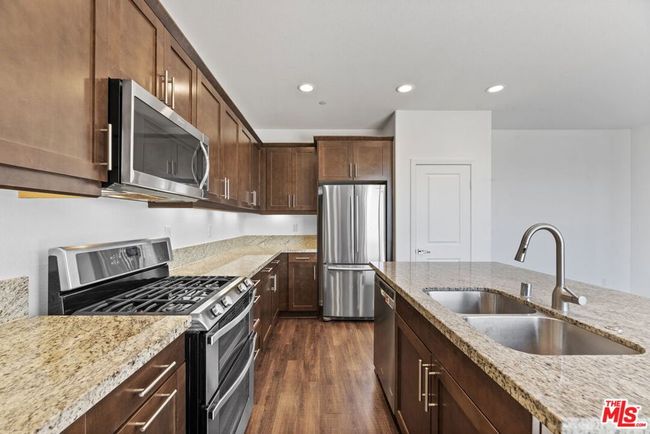 20650 Huntley Way, Condo with 4 bedrooms, 3 bathrooms and 4 parking in Santa Clarita CA | Image 5