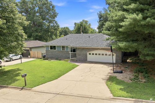 3221 Park Cir, Manhattan, KS, 66503-2429 | Card Image