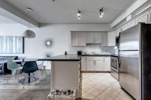 406 - 2422 Erlton Street Sw, Home with 2 bedrooms, 2 bathrooms and 1 parking in Calgary AB | Card Image