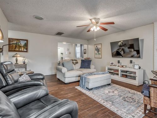 833 Se 9th St, Moore, OK, 73160-7212 | Card Image