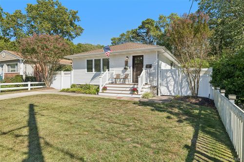 19 Salem St, Islip Terrace, NY, 11752-1615 | Card Image