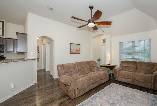 817 Mockingbird St, House other with 3 bedrooms, 2 bathrooms and null parking in Navasota TX | Image 8