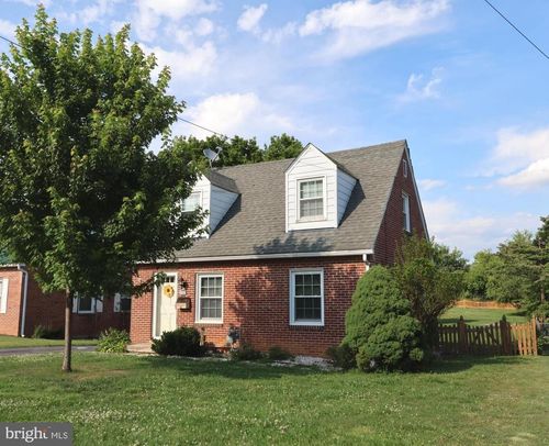 824 Armstrong Ave, HAGERSTOWN, MD, 21740-7102 | Card Image