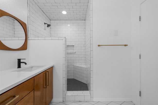 Full bath featuring tiled shower and vanity | Image 18