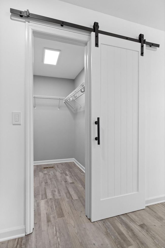 Walk-in closet | Image 18