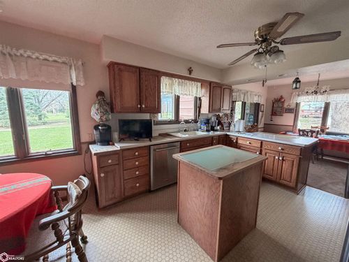 1665 Dorell Dr, Hampton, IA, 50441-7461 | Card Image