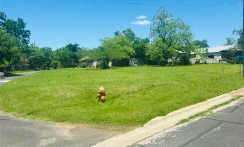 510 W Brenham St, Elgin, TX, 78621-2823 | Card Image