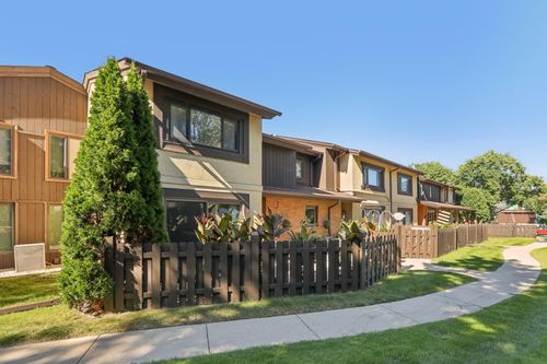5247 Somerset Ln S, Greenfield, WI, 53221-3223 | Card Image