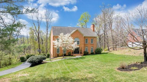 1562 Strawberry Mountain Dr, Roanoke, VA, 24018-7619 | Card Image