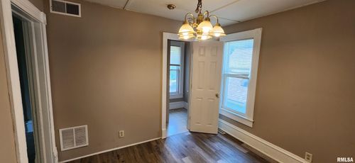 12-814 13th Ave S, Clinton, IA, 52732-6310 | Card Image