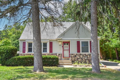 4917 S 28th St, Greenfield, WI, 53221-2607 | Card Image