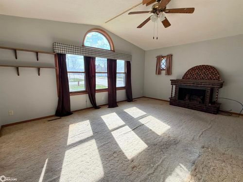 1215 E 8th St S, Newton, IA, 50208-4922 | Card Image