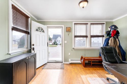 210 10th St, West Babylon, NY, 11704-3517 | Card Image