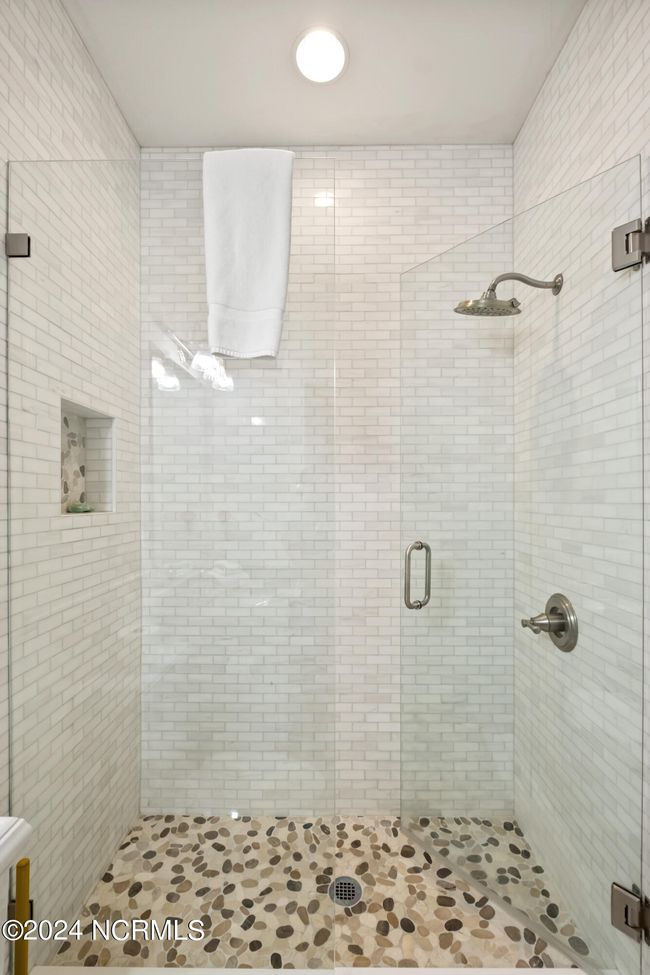 TWIN BA SHOWER | Image 30