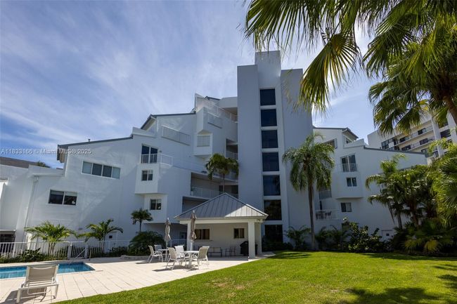 APT-101 - 50 Ocean Lane Dr, Condo with 3 bedrooms, 2 bathrooms and null parking in Key Biscayne FL | Image 56