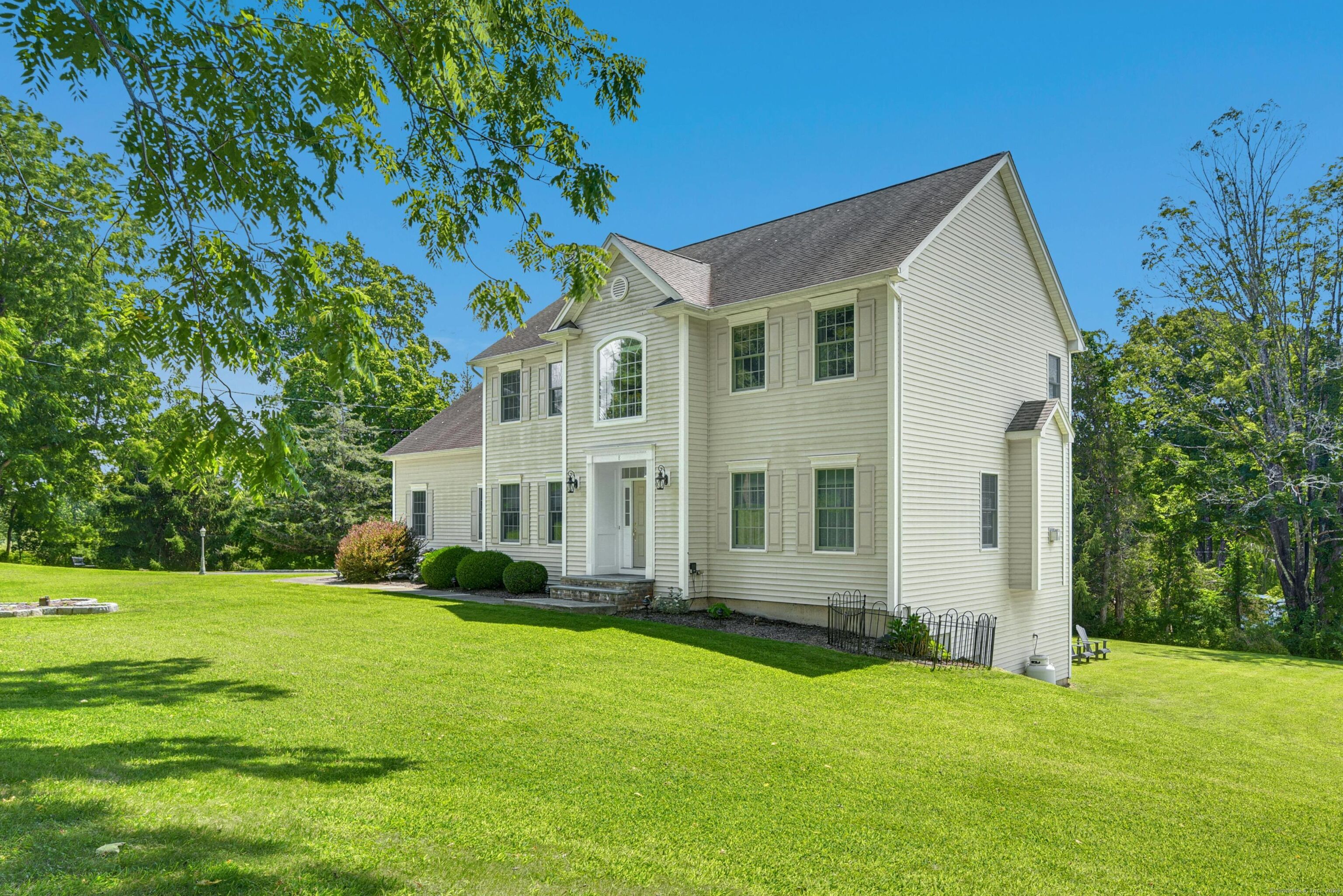 Elizabeth Ln, New Milford, CT 06776