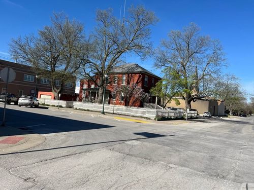 220 N 1st Ave, Winterset, IA, 50273-1507 | Card Image